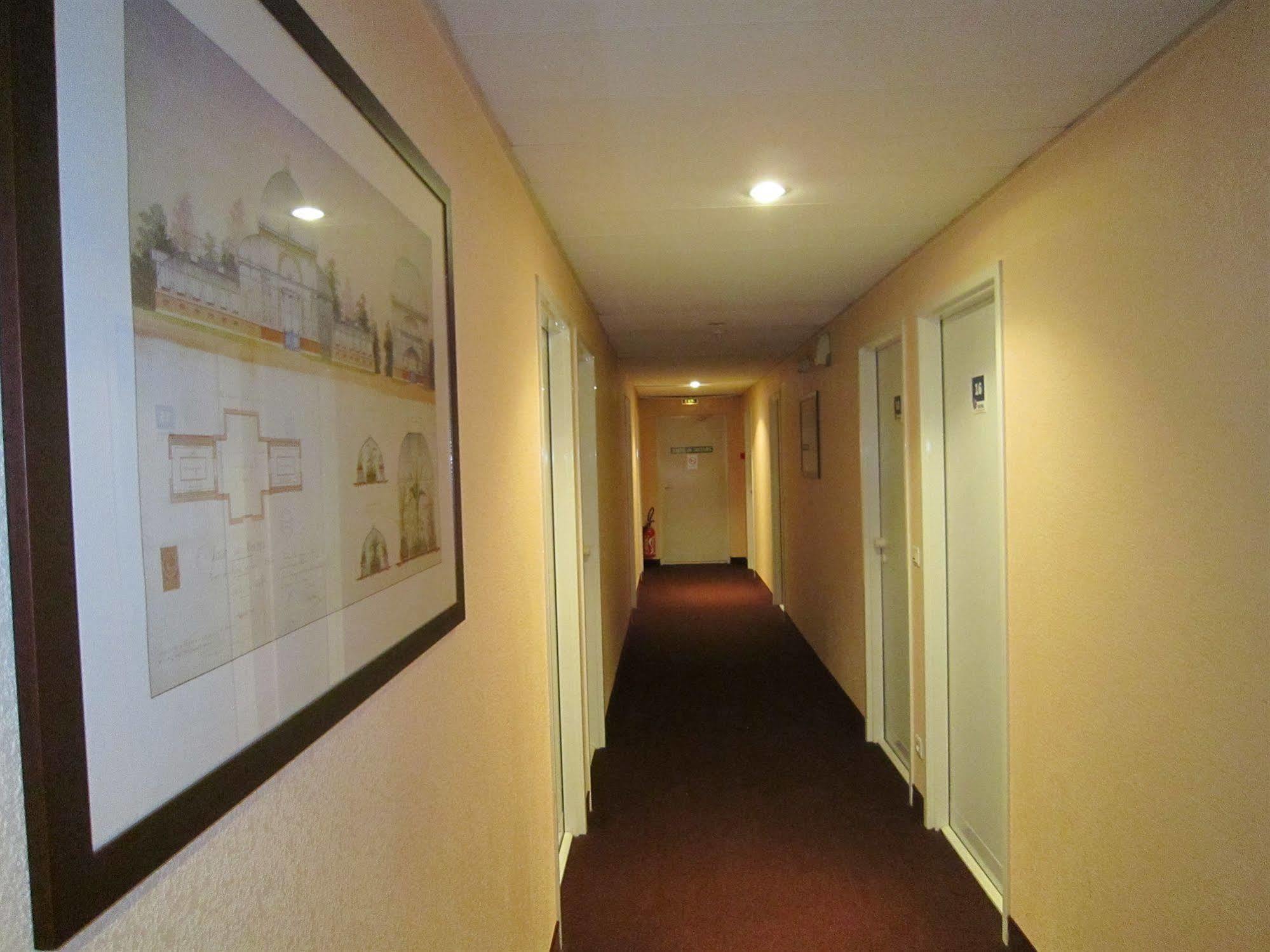 Quick Palace Nantes La Beaujoire Luaran gambar A corridor at the hotel